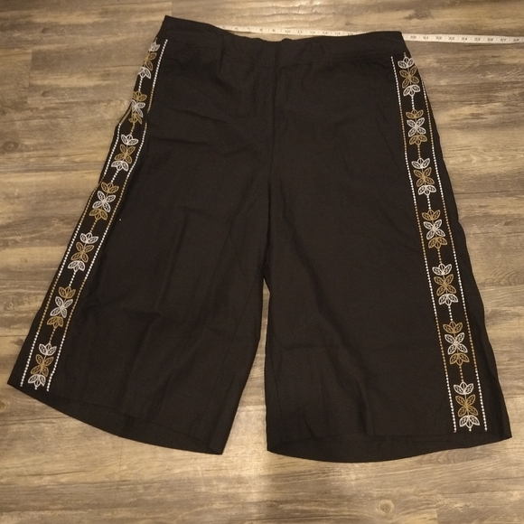 Layne Bryant Soft Linen Blend Wide Leg Embroidered Culottes - Picture 5 of 9